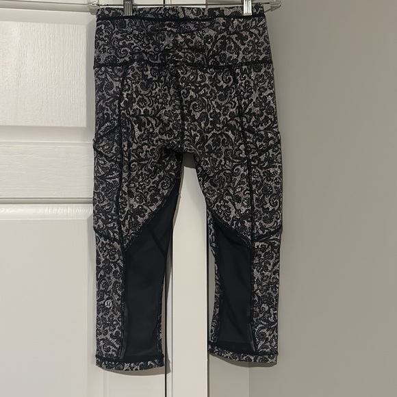 size 4 lulu capris - Picture 2 of 3